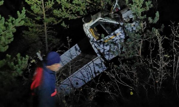 Kamyonet uçuruma yuvarlandı: 2 ölü, 1 yaralı