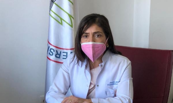 Prof. Dr. Çakmak: Kadınlar, 25 yaşından itibaren kendi memelerini muayene etmeli