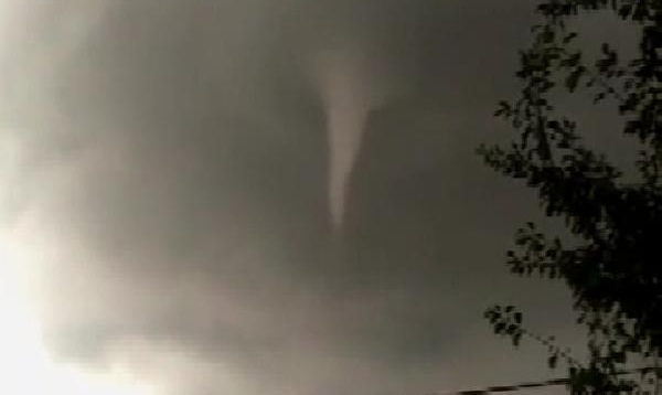 Şavşat’ta etkili hortum, fırtına ve dolu; çatılar uçtu, evler hasar gördü