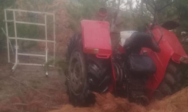 Ağaçlara çarpan traktör 2'ye ayrıldı: 1 ölü