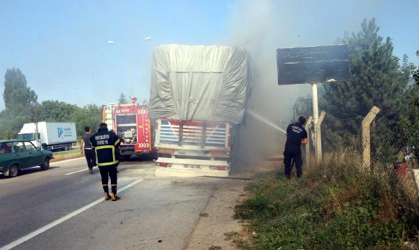 Seyir halindeki TIR'ın lastiği alev aldı