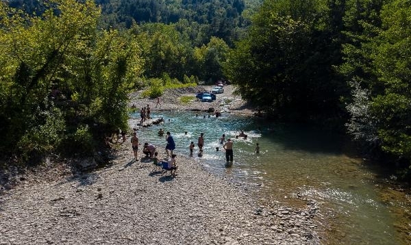 Bartınlılar derede serinlemeye çalıştı