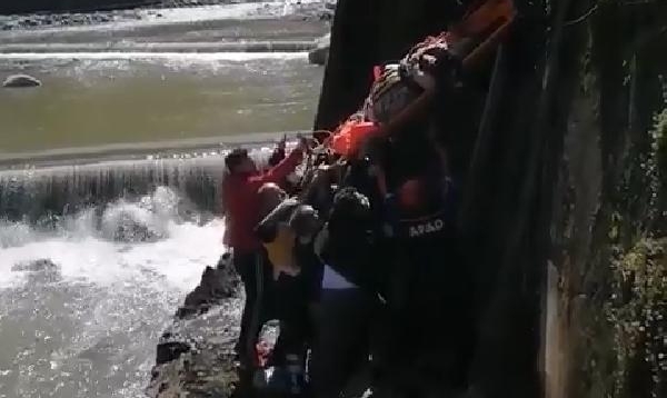 Bahçesini temizlerken dereye düşüp yaralanan kadın, kurtarıldı