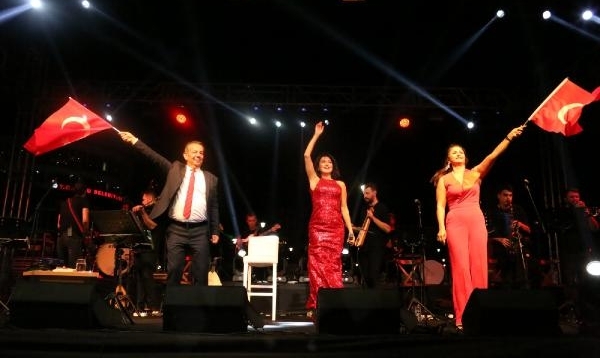 Şevval Sam, şarkılarıyla Boluluları coşturdu