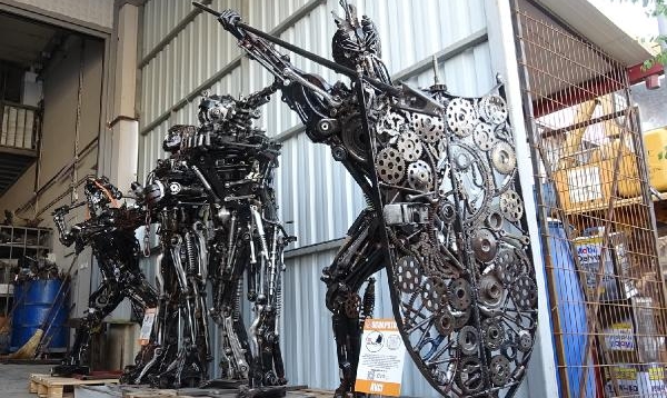 Otomobillerin hurda parçalarından heykellere yoğun ilgi