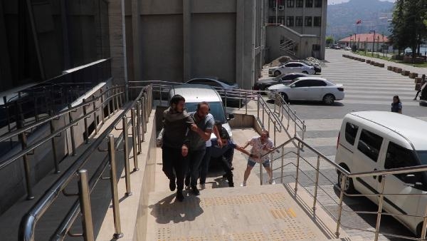 Sokakta tanımadığı kadına yumruk atıp, dişlerini kırdı