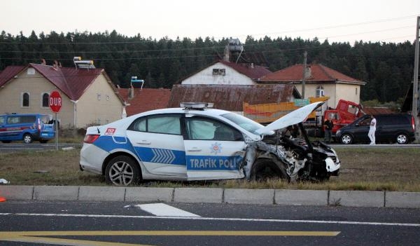 Ciple çarpışan polis aracındaki 2 polis memuru yaralandı