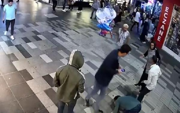 Sokakta yürürken seken kurşunla vurulduğu anlar kamerada