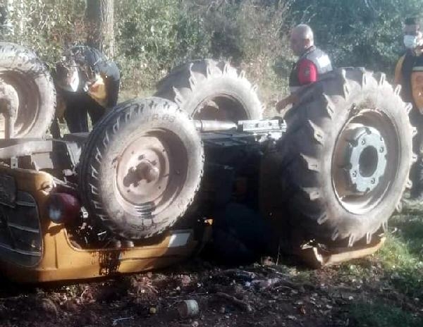 Devrilen traktörün altında can verdi