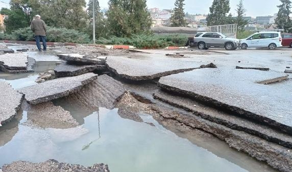 Su borusu patladı, yolları su bastı