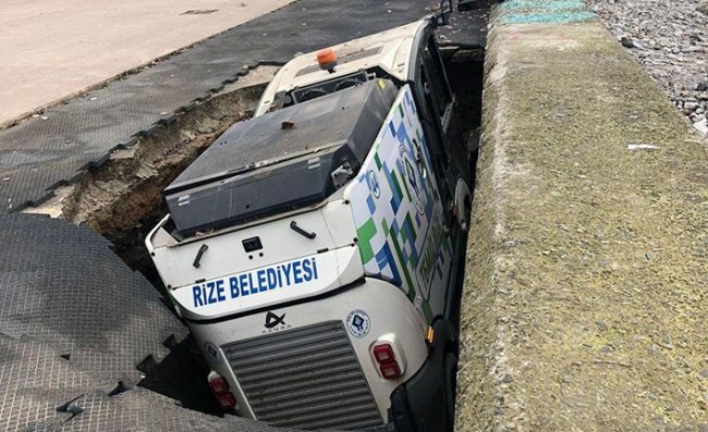 Rize’de deniz dolgusundaki beton yarılınca araç içerisine düştü