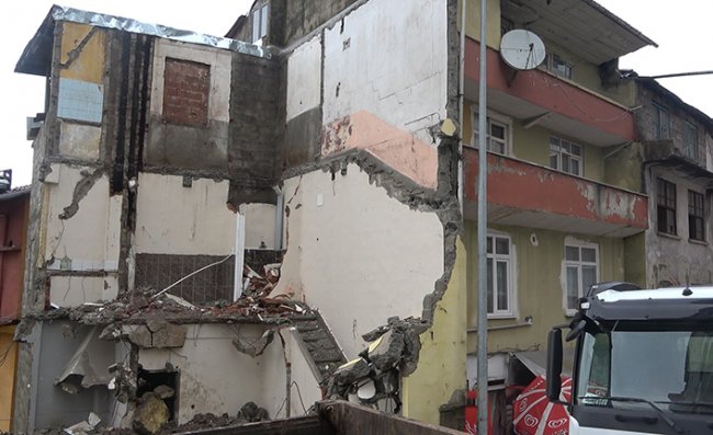 Yıkım sırasında bitişiğindeki binada çatlaklar oluştu