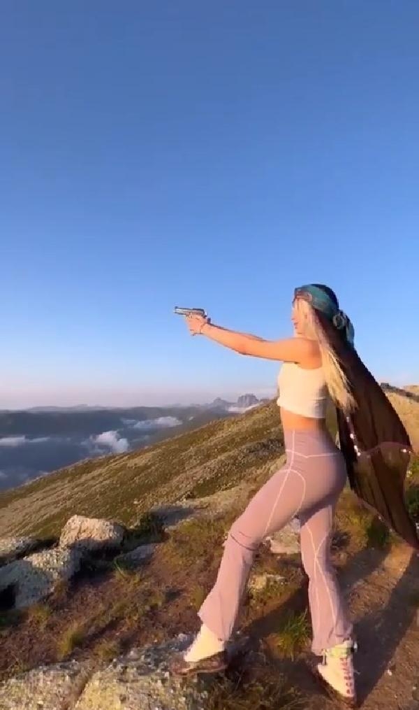 Aleyna Tilki Yaylada Silahla Ateş Edip 'Bang bang' Paylaşımı Yaptı
