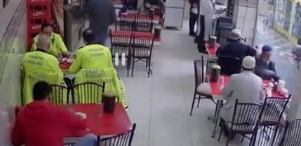 Trafik polisi, nefes borusuna yiyecek kaçan kişiyi Heimlich manevrası ile kurtardı