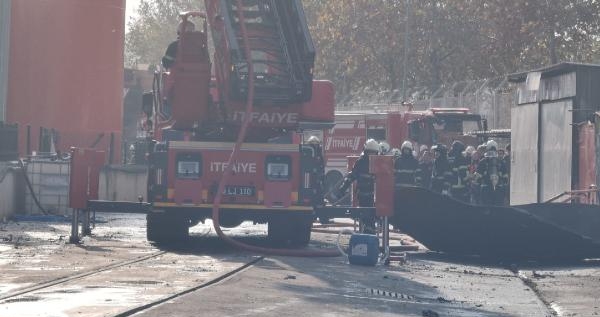 Limanda yağ tankerinde patlamayla birlikte çıkan yangın söndürüldü