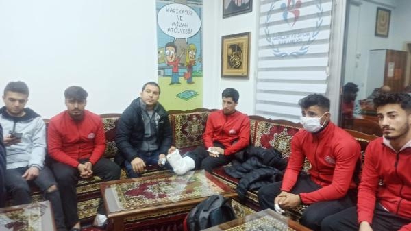 Amasya’da güreşçileri taşıyan midibüs devrildi: 1 ölü, 15 yaralı (5)