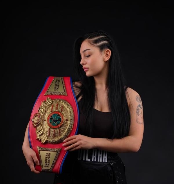 Dünya şampiyonu Dilara, dünya kemeri için ringde