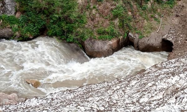 Fotoğraf Çektirirken Dereye Düşen Ummanlı Turist Akıntıda Kayboldu