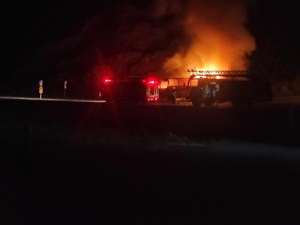 Seyir halindeki midibüs alev alev yandı