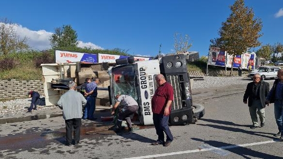 Damperi açılan kamyon devrildi: 2 yaralı