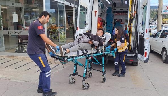 Bıçakla saldırgan kendisini de yaraladı