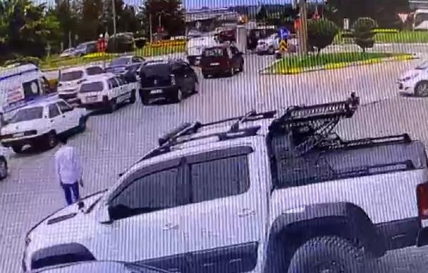 Kırmızı Işıkta Geçen Aracın Motosiklet ve Otomobile Çarptığı Kaza Kamerada