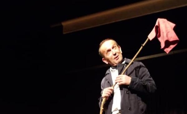 Görme kaybı bulunan tiyatrocu, 'Bir delinin hatıra defteri’ni sahneledi