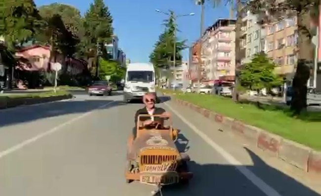 FormuLaz’a Özgü Tahta Arabayla Trafiğe Çıktı