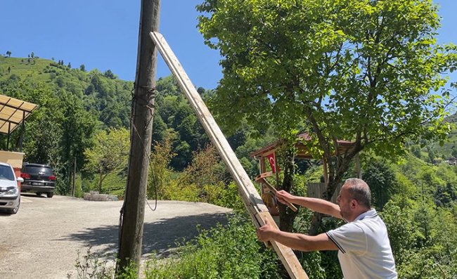 Elektrik Direğini Ayakta Tutmaya Çalışıyor