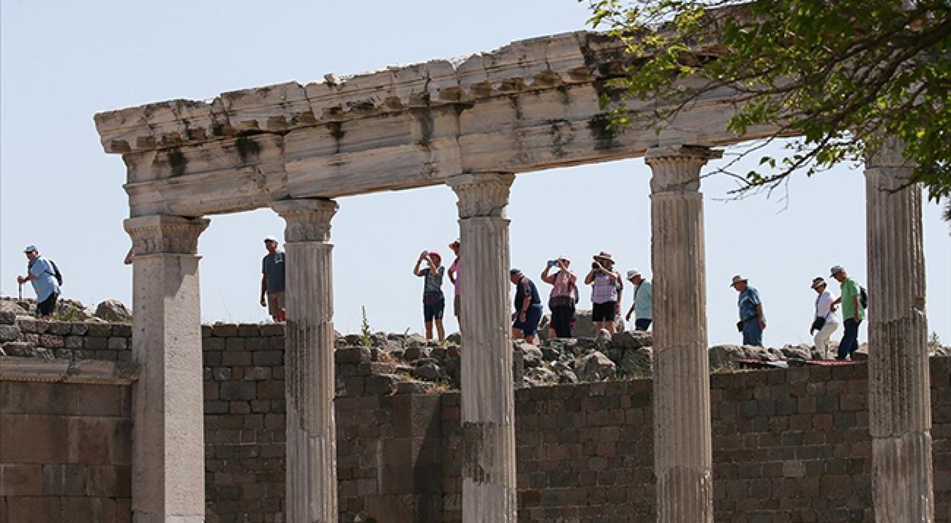 Salgında tenhalaşan Bergama Antik Kenti yine ziyaretçilerle doluyor