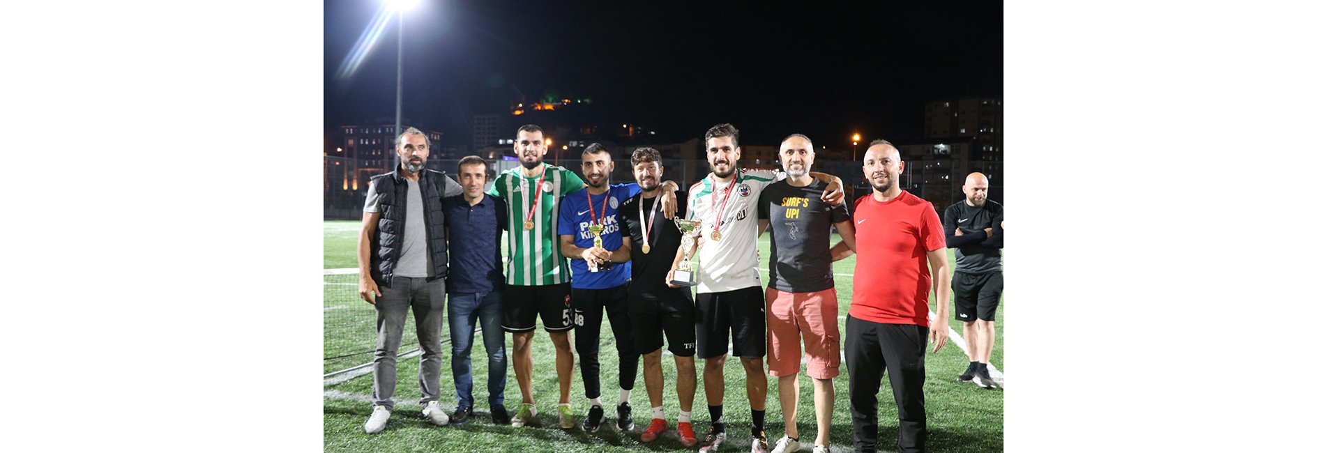 Rize'de Düzenlenen Ayak Tenisi Turnuvasının Kazananları Ödüllerini Aldı