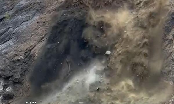 Trabzon'da heyelan; o anlar kamerada