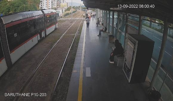 Kulağında kulaklıkla yürüyen Simay, uyarıları duymadı; tramvay çarptı