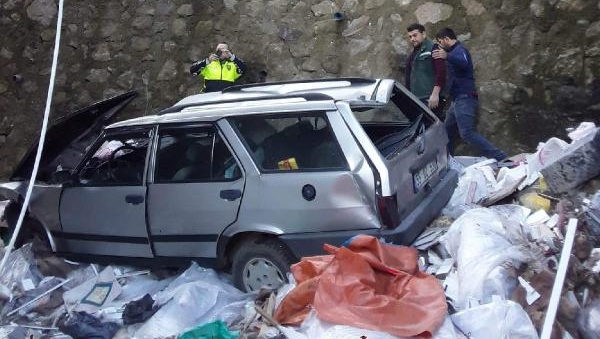 Otomobil, 15 metreden apartman boşluğuna düştü