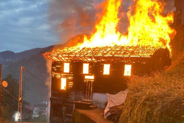 Ahşap evinde çıkan yangında öldü