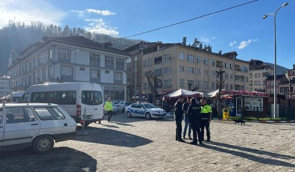 Silahlı kavgada yolda yürürken vurulan kişi öldü