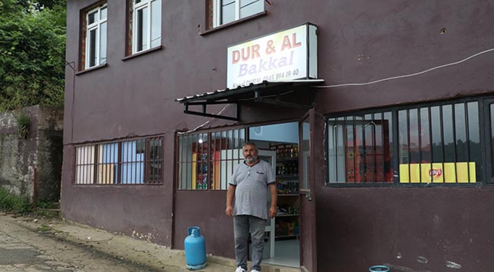 Rize'de hayırsever mahallelinin market borcunu ödedi