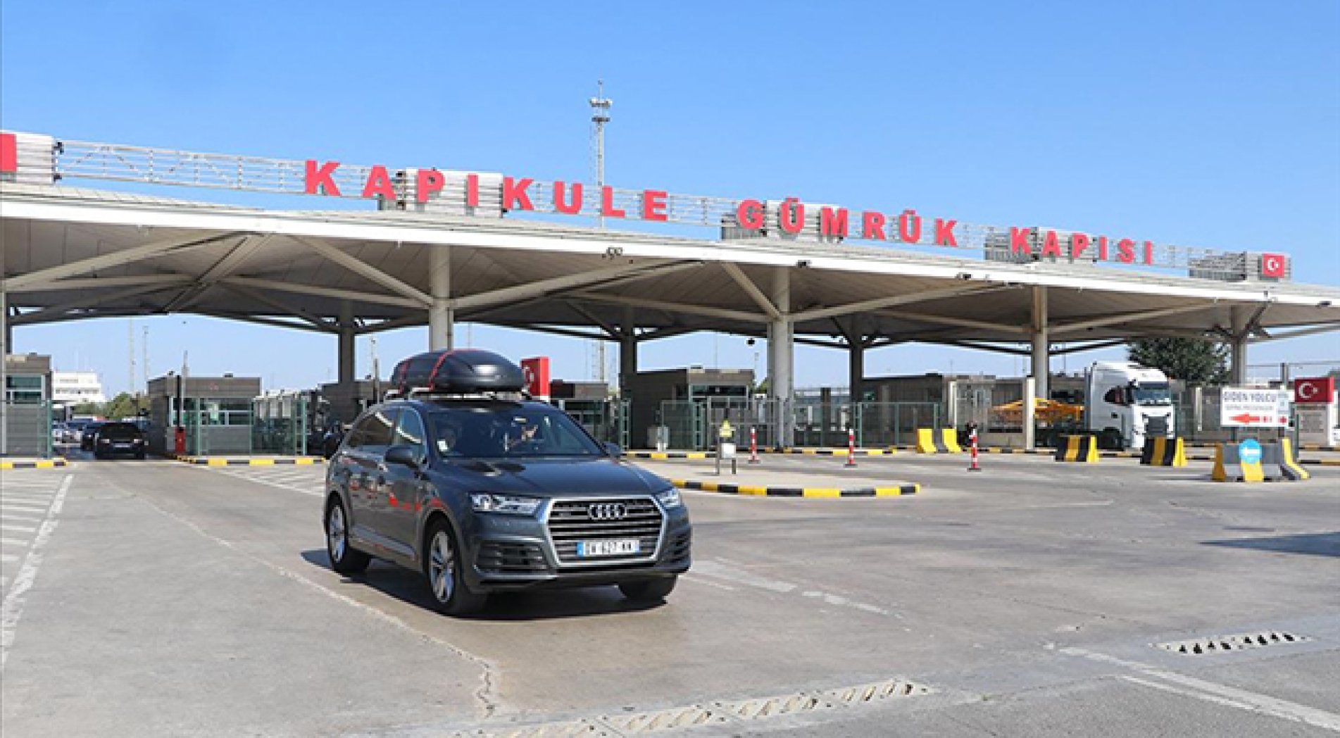 Avrupa'dan gelen gurbetçiler Kapıkule'den Türkiye'ye sevinçle giriyor