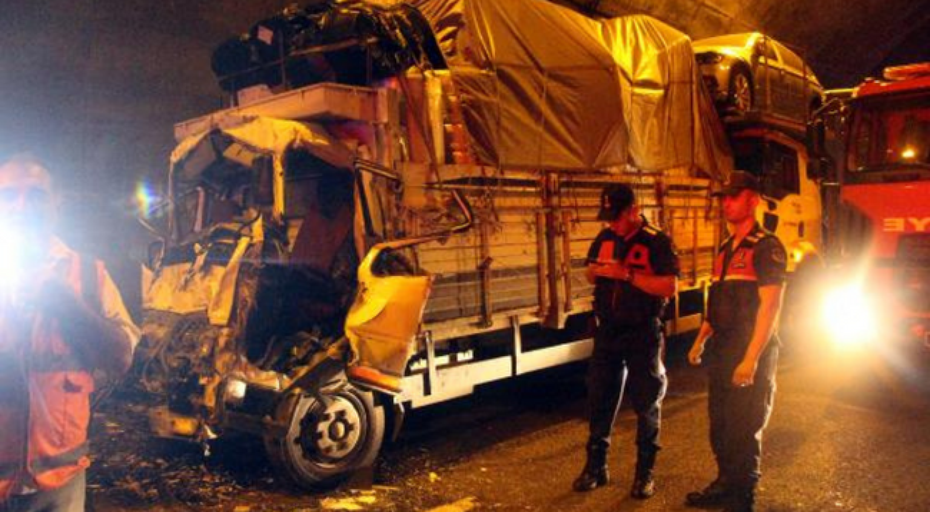 Bolu Dağı Tüneli'nde 3 TIR ve 1 kamyonet birbirine girdi; 1 yaralı