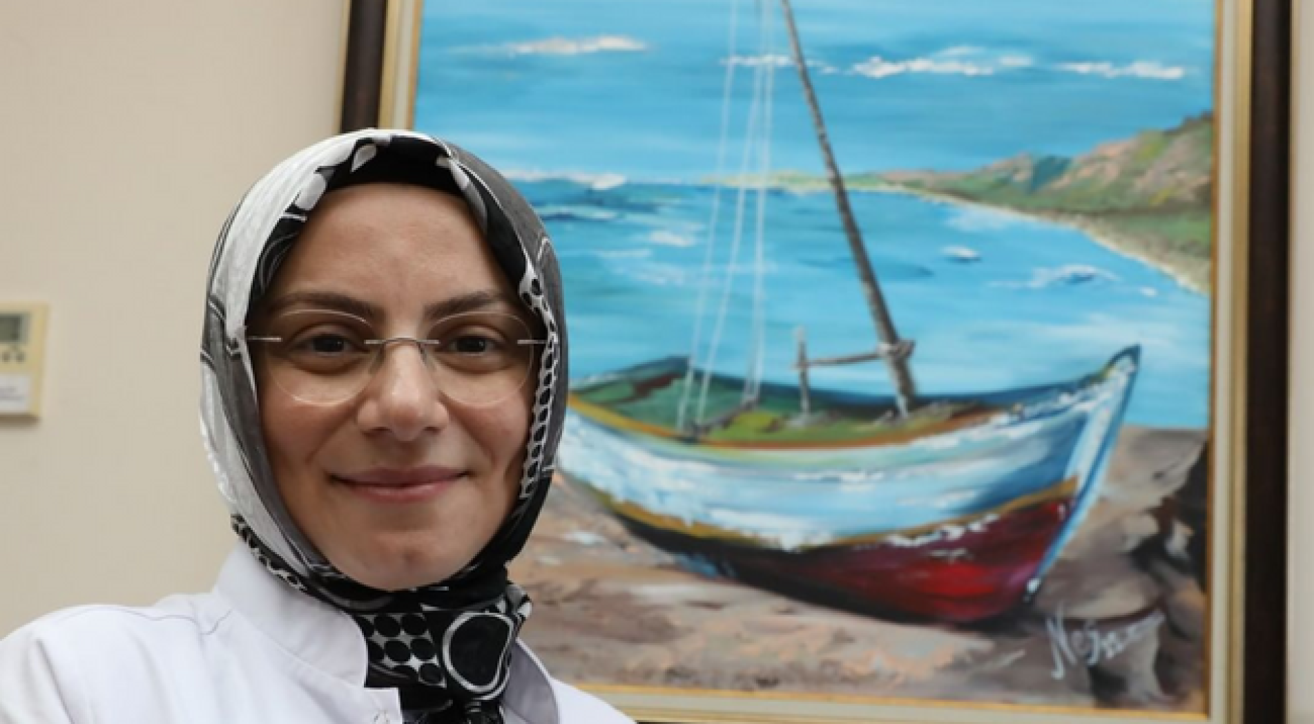 Doktor, Çizdiği Resimleri Yeşilay'a Bağış Karşılığı Hediye Ediyor