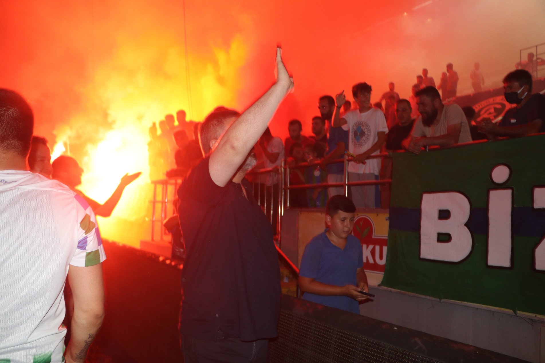 Çaykur Rizespor Taraftarı Lig Meşalesini Yaktı