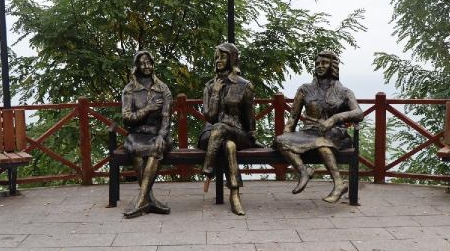 Ordu'da 'üç kız' heykelinden birinin ayağı kırılarak tahrip edildi