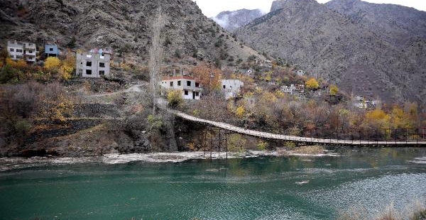 Baraj sularının yaklaştığı Yusufeli'de 'göç' hızlandı