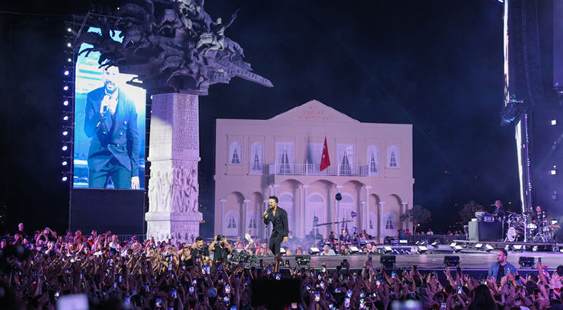 İzmir'in kurtuluşunun 100. yılı etkinliklerinde şarkıcı Tarkan konser verdi