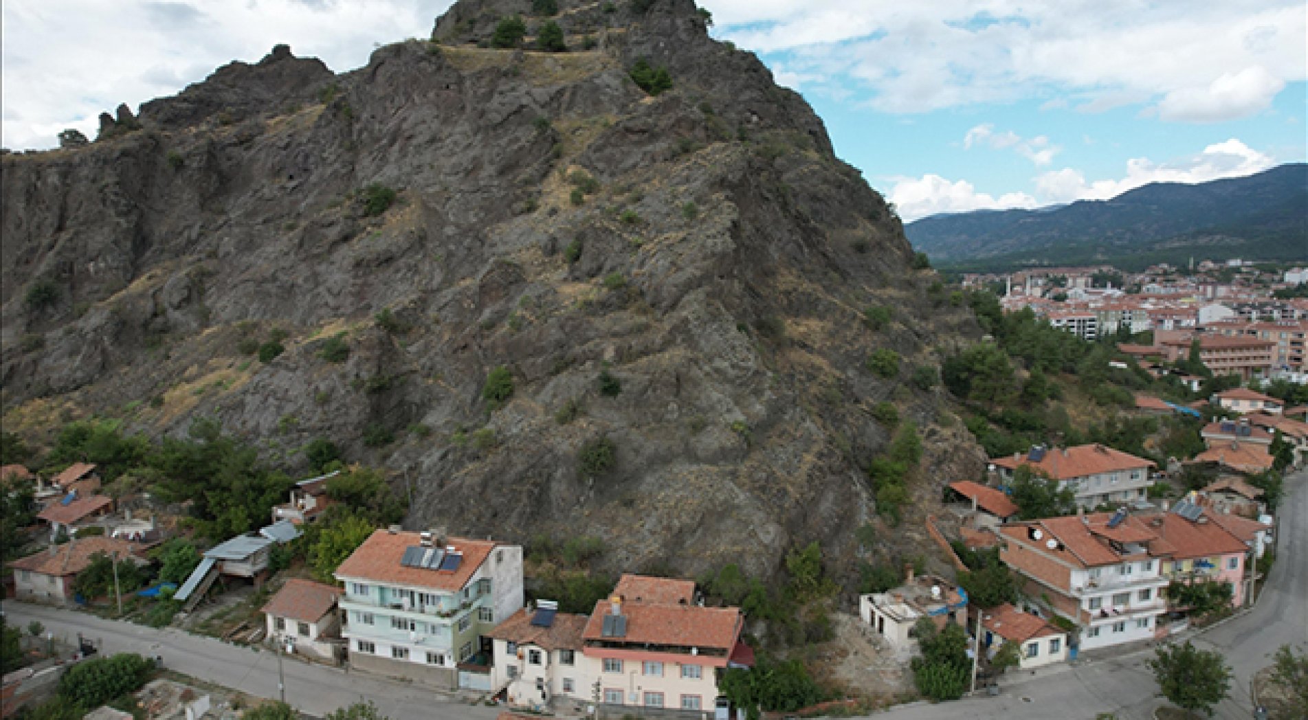 Çorum'da 7 bin yıllık Kandiber Kalesi'nin etrafı yeşil alana dönüştürülecek