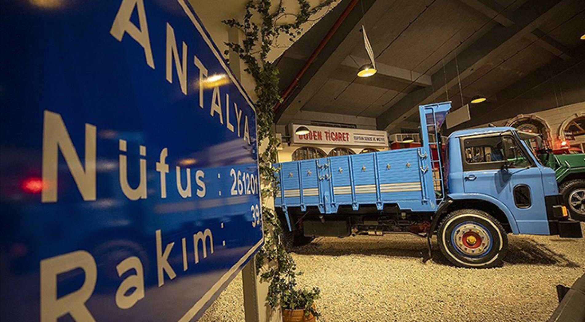 Antalya Araba Müzesi, ziyaretçilerini zamanda yolculuğa çıkarıyor