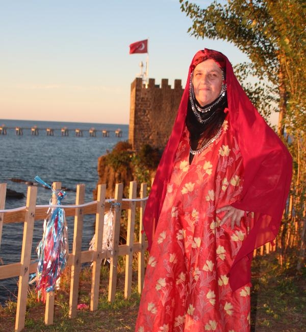 Rize'de, Defilede 150 Yıllık Gelinlik Sergilendi