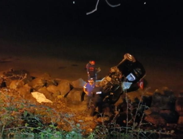 Trabzon'da hafif ticari araç kayalıklara uçtu: 1 ölü, 3 yaralı