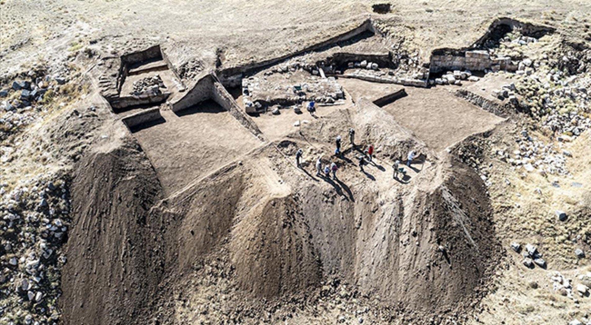 Van'daki antik kentte 4 metre genişlik ve 6 metre yüksekliğinde sur ortaya çıkarıldı