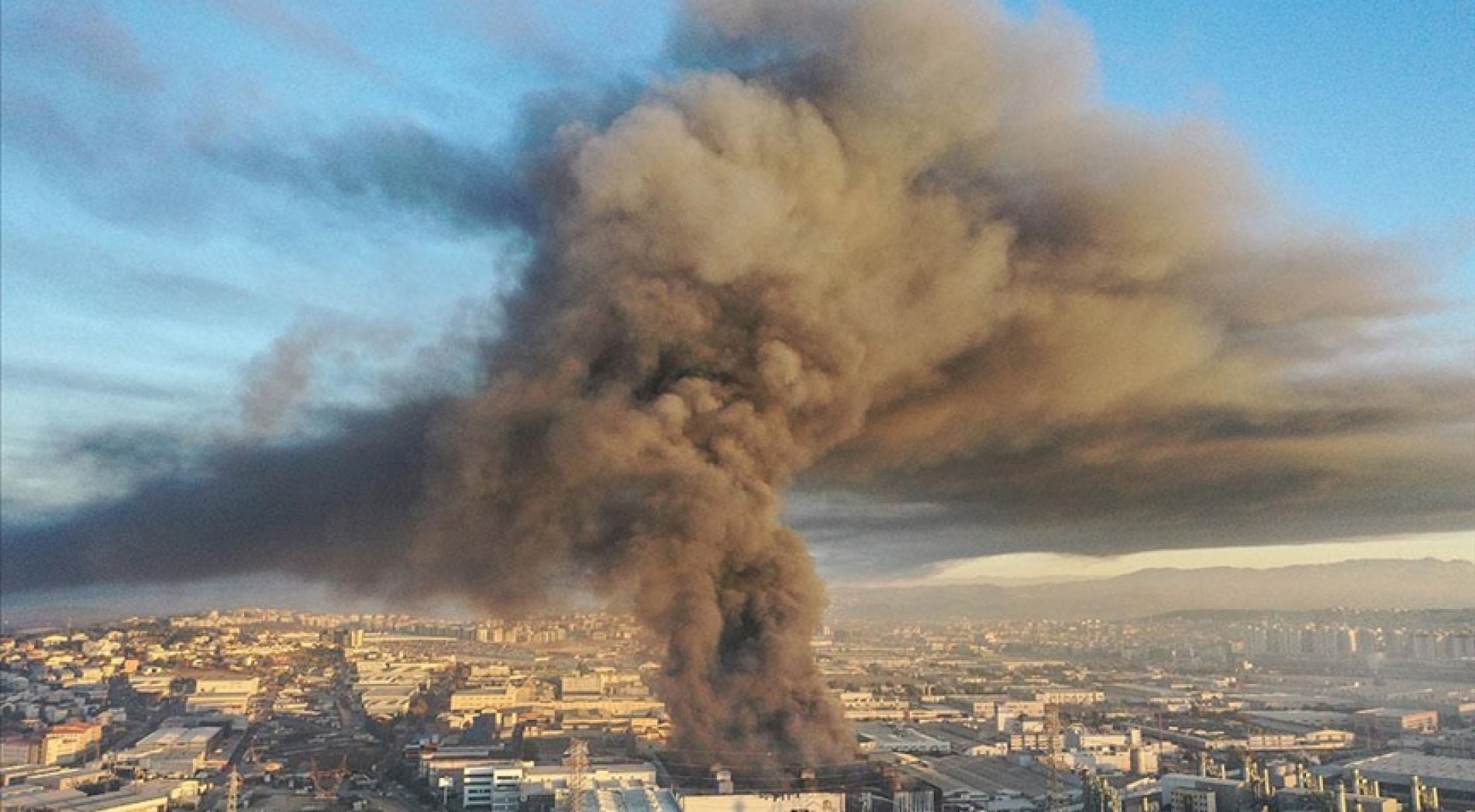 Bursa'da yanan tekstil fabrikasından çıkan duman kenti kapladı
